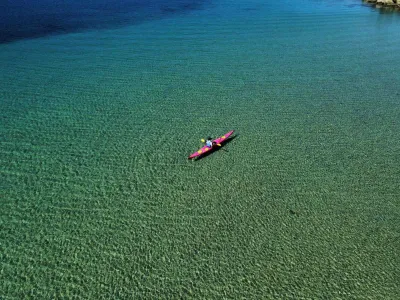 🛶 Каяк и къмпинг на Диапорос: синя лагуна, зелени хълмове и безвремие